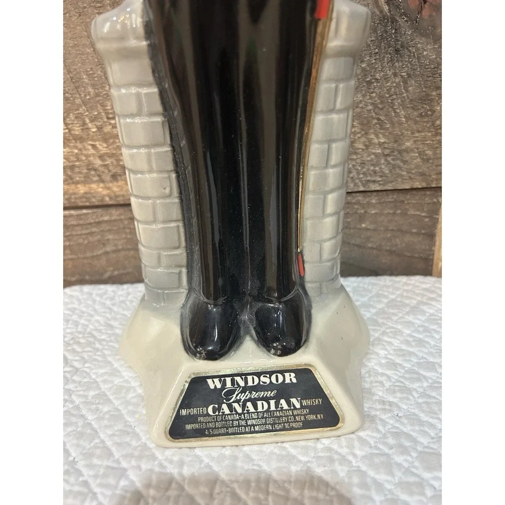 Vintage Windsor Supreme Canadian Whiskey Guard Soldier Liquor Bottle Decanter